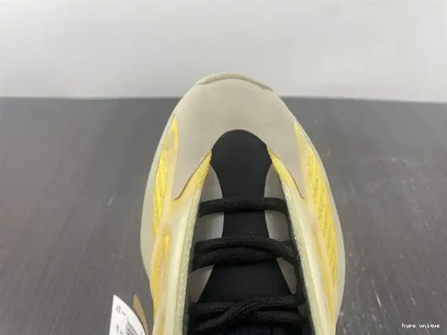 hype Adidas HP5425 Safflower Mono 700 Yeezy V3 0509